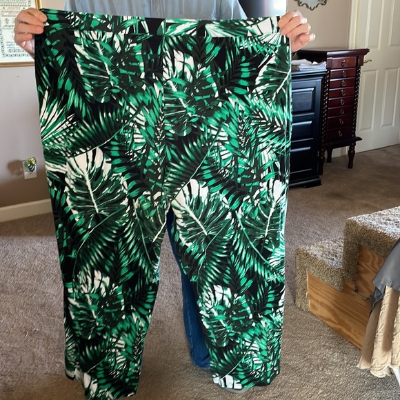 3X capris. Green, black, and white. - Picture 4 of 5